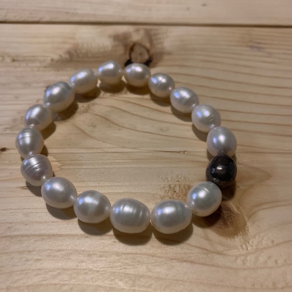 Silpada pearl stretch bracelet - Picture 2 of 2